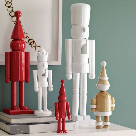 christmas diy | spray-painted nutcrackers {thrifty decor chick} Design Staircase, Nutcracker Decor, Christmas Nutcrackers, Vintage Nutcrackers, Hobby Lobby Christmas, Thrifty Decor Chick, Christmas Crafty, Entrance Ideas, Embroidery Christmas