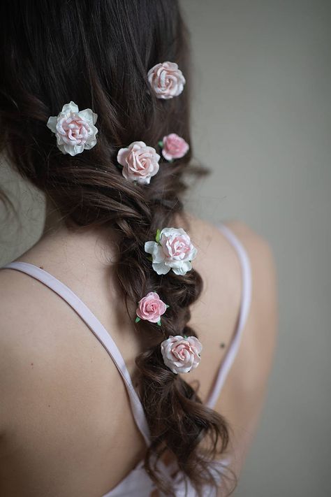 Roses In Hair, Marionette Oc, Douyin Outfits, Flower Hair Pins Wedding, Pink Flower Hair, Flower Girl Hair Accessories, Rustic Wedding Hairstyles, Flower Hair Bows, Creative Styling