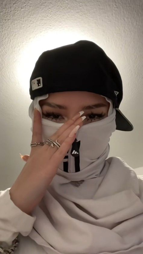 Girl Gangster, Horse Riding Outfit Women, Scarf Aesthetic, Pretty Brown Eyes, Estilo Hijab, Gangster Girl, Gals Photos, Biker Aesthetic, Gangsta Style