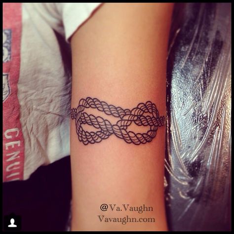 Sailors knot. Traditional tattoo, bold lines, Made by Kati Vaughn, in Brooklyn NY. Sailors Knot, Definitely Maybe, Sailor Knots, Traditional Tattoo, Infinity Tattoo, Tatting, Verses, Brooklyn, Knot