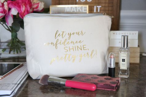 Personalized Makeup Bag with Cricut - The Idea Room Mothersday Craft, Cricut Personalized Gifts, Cricut Personalized, Makeup Artist Bag, Cosmetic Bags Diy, Craft Cricut, Personalized Makeup Bag, Diy Makeup Bag, Idea For Mother's Day