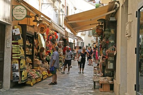 What To Buy In Italy, Souvenirs From Italy, Rome Shopping, Country To Visit, Shopping In Italy, Italy Coffee, Palermo Italy, Lucca Italy, Como Italy