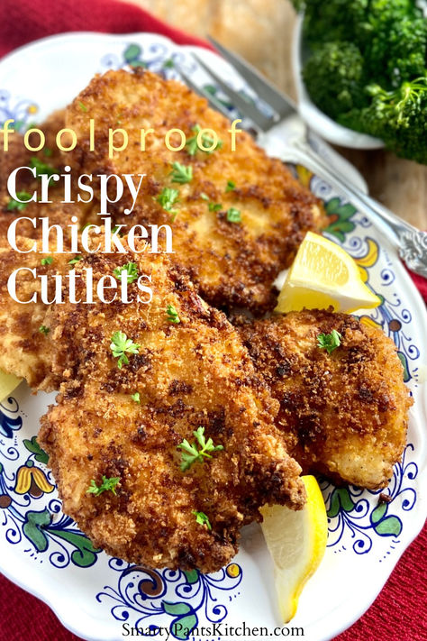 Chicken cutlets on decorative serving platter with lemon wedges. Southern Chicken Recipes, Chicken Pan Fried, Best Crispy Chicken, Dinner Table Christmas, Crispy Chicken Cutlets, Baked Chicken Cutlets, Cutlet Recipes, Fried Chicken Cutlets, Dinner Meal Ideas