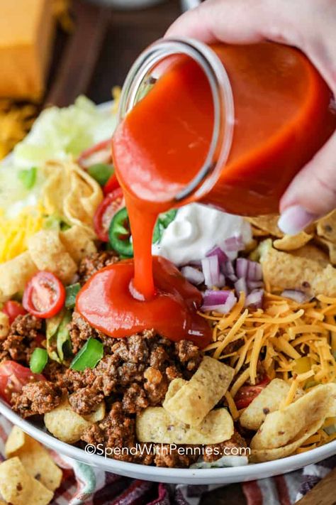 This is the best Frito taco salad recipe. Ground beef is browned with taco seasoning and added to a crispy lettuce base. Top with your favorite ingredients for a delicious and quick weeknight meal! #spendwithpennies #fritotacosalad #tacotuesday #maindish #salad Taco Salad Bar, Frito Taco Salad, Frito Corn Salad, Taco Salad Ingredients, Catalina Dressing, Vegetarian Nachos, Chicken Taco Salad, Best Macaroni Salad, Taco Pie