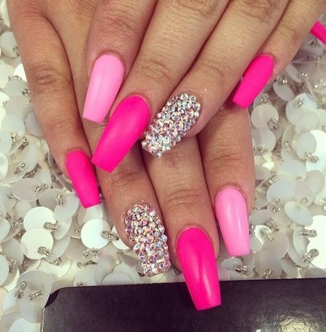 That flirty nails :) Love it? #pink nails #nail art #dating Her Nails, Nails Polish, Hot Nails, Fabulous Nails, Coffin Nails Designs, Bling Nails, Fancy Nails, Creative Nails, Nail Polishes