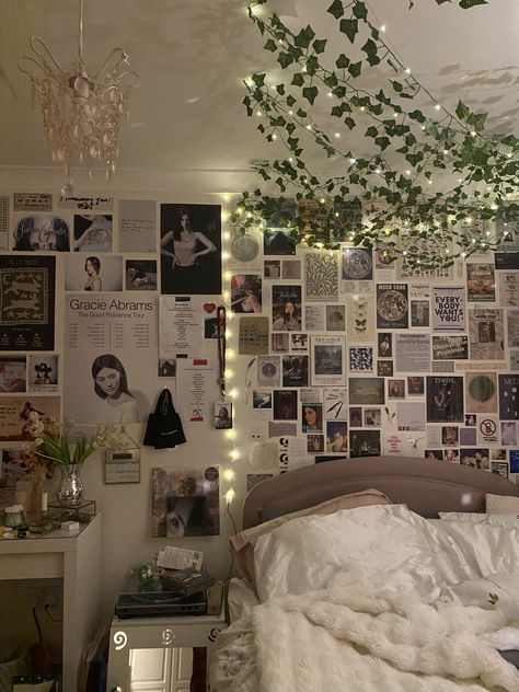 my room 🫠🫠🫠 Cool Girl Aesthetic Room, Photo Wall Collage Bedroom Aesthetic, Photo Collage Wall Ideas, Gracie Abrams And Taylor Swift, Room Asthetics, Y2k Room Ideas, Small Room Inspo, Dream Bedroom Inspiration, Aesthetic Room Ideas