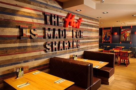 Pizza Hut: adding cocktail bars to its London stores Hut Interior, Snack House, Pizzeria Design, Pizza Store, Small Restaurant Design, Pizza Express, Small Restaurant, Cocktail Bars, Pizza Hut