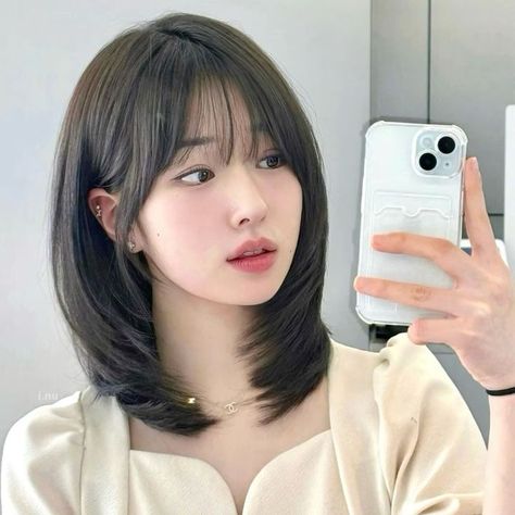 Low Maintance Haircut, Short Hair With Wispy Bangs Round Face, Mid Length Hair With Bangs Round Face, Hair Cuts For Short Hair, Pretty Hair Cuts, Hair Style Korea, Hair Inspiration Long, Layered Haircuts For Medium Hair, Asian Short Hair