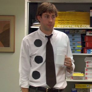 #theoffice  Three hole punch Jim... I found a guy  dressed up like this tonight! It seriously made my night! Jim Halpert Halloween Costumes, Three Hole Punch Jim, Halloween Costumes Guys, Punny Costumes, The Office Jim, Three Hole Punch, Jim Halpert, Hallowen Costume, John Krasinski