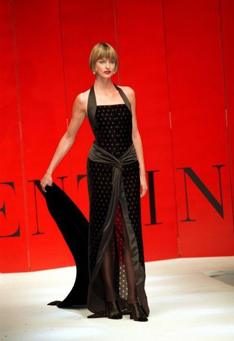 Valentino 90s, Insane Fashion, 1990s Runway, Italian High Fashion, Fashion Major, Valentino Vintage, Valentino Runway, Valentino Gowns, Valentino Haute Couture