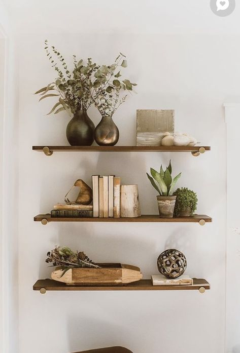 Kitchen Wall Bookshelf Ideas, Floating Bookshelves Aesthetic, 3 Shelves On Wall Arrangement, Industrial Shelf Decor, Shelf Styling Bedroom, Uni Room Ideas Uk, Uni Room Ideas, Organizing Aesthetic, Shelves Styling