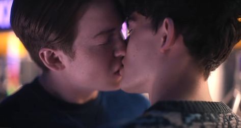 Heartstopper intimacy coordinator on capturing kiss scenes - Attitude.co.uk Heartstopper Kiss, Queer Romance, Heartstopper Nick, I Need A Boyfriend, Men Kissing, Young Actors, Netflix Streaming, Media Images, Awkward Moments