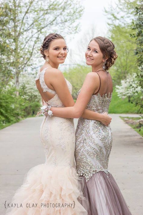 Prom Picture Poses For Friends Funny, Prom Photoshoot Ideas Friend Pics, Best Friend Prom Pictures, Homecoming Group Pictures, Prom Date Pictures, Swing Poses, Prom Shoot, Formal Pics, Clay Photography