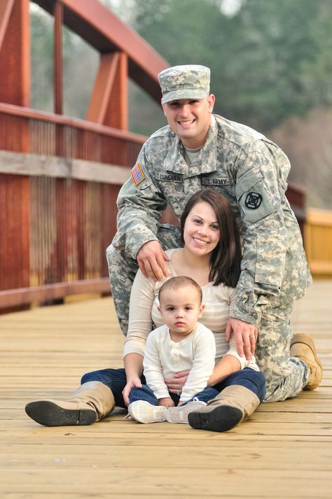 Beautiful backdrop Military Family Photos, Farm Family Pictures, Military Pics, 4th Of July Photography, Service Photography, Pregnancy Announcement Family, Pregnancy Outfit, Family Photoshoot Poses, Military Homecoming