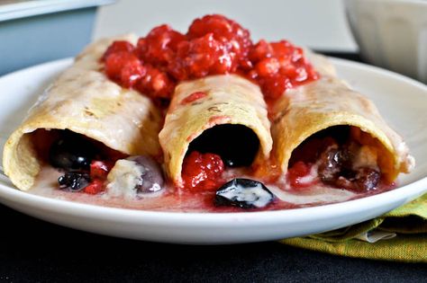 Fruit Enchiladas Fruit Enchiladas, Valentines Recipes, Sweet Pastry, Fresh Fruit Recipes, Bruschetta Recipe, Enchilada Recipes, July Party, Fruit Desserts, Fruit Recipes