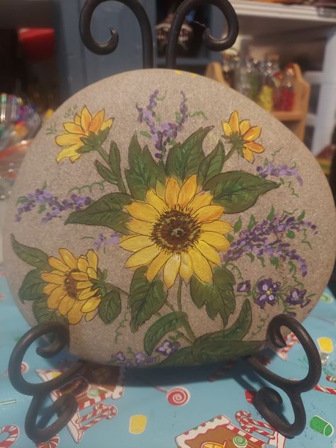 Painted Rocks Sunflower, Sunflower Rock Painting, Flower Rocks, Rock Painting Flowers, Happy Rock, Garden Rock Art, Rock Flowers, Rock Wedding, Rock Painting Patterns