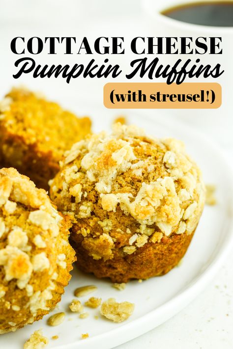 These cottage cheese pumpkin streusel muffins are an insanely tasty and easy twist on the traditional pumpkin muffin. What sets these muffins apart is the streusel topping: a crumbly mix of flour, brown sugar, and butter, with a hint of cinnamon, that bakes into a sweet and crunchy crown. Ideal for breakfast or a cozy afternoon snack, these muffins not only satisfy your sweet tooth but also provide a dose of protein and fiber. Muffins Cottage Cheese, Ww Pumpkin Muffins, Cottage Cheese Pumpkin, Cottage Cheese Muffins, Pumpkin Streusel, Cottage Cheese Breakfast, Pumpkin Streusel Muffins, Fall Recipes Breakfast, Friendsgiving Food