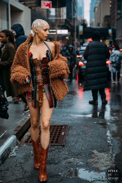 New York Fall 2020 Street Style: Jazzelle Streetwear Fashion Week, Ny Fashion Week Street Style, Chanel Street Style, Ny Street Style, Best Of Fashion Week, 2020 Street Style, Tokyo Fashion Week, Fashion Week Outfit, Reportage Photography