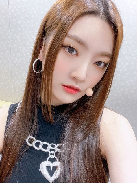 🧳 on Twitter: "oh my angel… " Soeun Weeekly, Weeekly Soeun, Fake World, Pop Photos, My Angel, I Love Girls, Kpop Girls, Cool Girl, Hoop Earrings