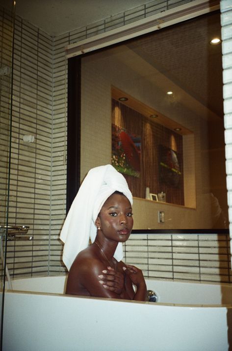 Cool Bathtub Photoshoot, Self Care Photoshoot Aesthetic, Hotel Photoshoot Black Women, Bathtub Photoshoot Black Women, Spa Day Black Women, Spa Day Aesthetic Black Women, Tub Photoshoot Ideas Black Women, Bath Tub Photoshoot Ideas Women, Bathtub Photoshoot Aesthetic