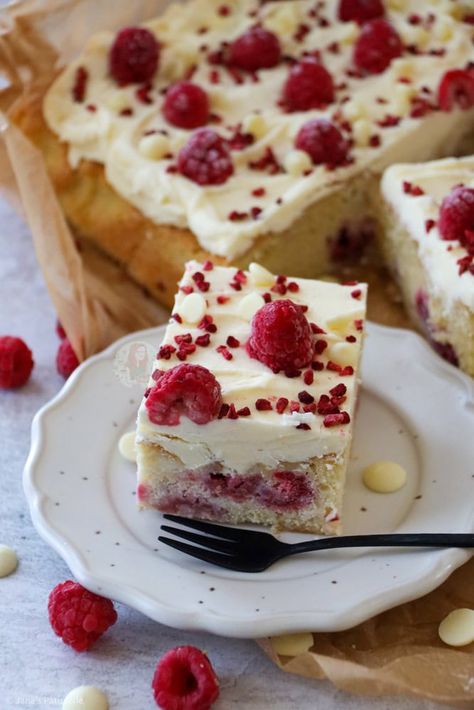 White Chocolate Raspberry Traybake White Chocolate Raspberry Sheet Cake, Cake Tray Bakes, Tray Bakes Cakes, Sweet Tray Bake Recipes, Raspberry Traybake, Easy Traybake Recipes, Valentine Baking Recipes, Jane Patisserie, Festive Bakes