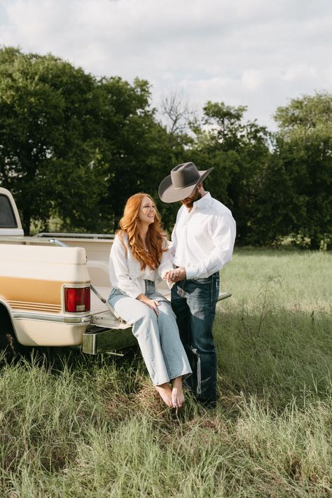 Pick Up Photoshoot, Engagement Photos Truck Bed, Creative Engagement Photos, Country Couple Photos, Country Couple Pictures, Country Engagement Pictures, Creative Engagement Photo, Western Photoshoot, Maternity Photography Poses Outdoors