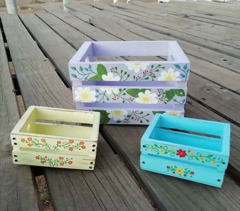 Wood Crate Painting Ideas, Painting Wooden Boxes Ideas, Crate Box Ideas, Painted Crates Ideas, Wooden Crates Decor, Crate Painting Ideas, Wooden Crate Painting Ideas, How To Paint Wooden Crates, Wooden Box Painting Ideas