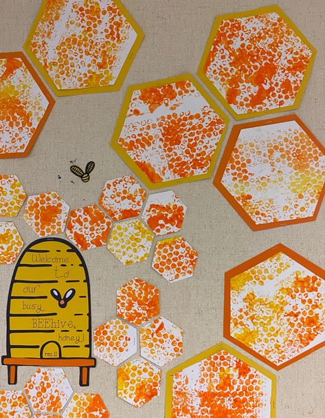 Bubble Wrap Process Art, Bumble Bee Process Art Preschool, Preschool Bubble Wrap Painting, Bubble Wrap Activities Eyfs, Insect Art For Preschool, Bubble Wrap Honeycomb, Bubble Wrap Sensory Play, Bugs And Insects Preschool Crafts Art Projects, Insect Art Activities Preschool