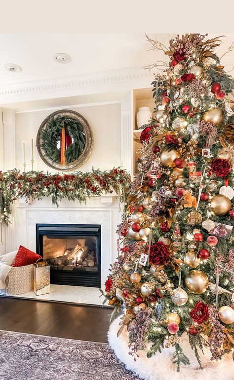 Southern Christmas Traditions, Celebrity Christmas Trees, Country Living Christmas, Old World Christmas Trendy Tree, Vintage Christomas Tree, 1800 Christmas Tree, Flocked Tree Decorating Ideas, Chriatmas Tree With Tinsel Garland, Old Gashion Christmas Tree