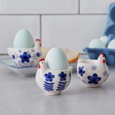 The Contemporary Home Set Of Three Blue And White Chicken Egg Cups #shopstyle #kitchendecor #chicken #eggcups Whimsical Decor Home, Diy Ceramic, Keramik Design, White Chicken, Pottery Crafts, Diy Pottery, Ceramics Pottery Art, Cute Kitchen, Whimsical Decor