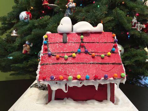 snoopy gingerbread doghouse 20 Snoopy Gingerbread House, Gingerbread Construction, Sweets Aesthetic, Candy Houses, Gingerbread Contest, Homemade Gingerbread House, Gingerbread House Ideas, Christmas Camping, Gingerbread Creations