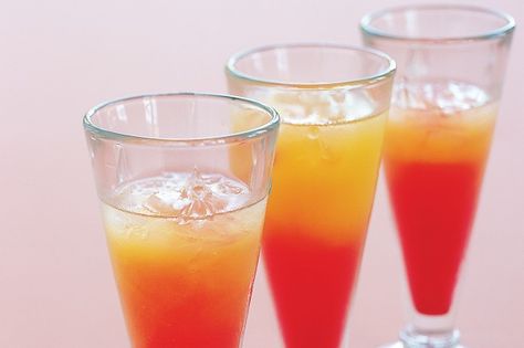 Transport your tastebuds to a tropical island with this bright orange and red cocktail. How To Make Tequila, Tequila Sunrise Recipe, Batch Cocktails, Australia Food, Silver Tequila, Popular Drinks, Cocktail Recipes Easy, Tequila Sunrise, Easy Cocktails