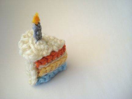 happy birthday rainbow cake slice [free pattern] by Trish Young Crochet Cake, Make A Rainbow, Rainbow Birthday Cake, Crochet Food, Crochet Goodies, Cake Slice, Yarn Tail, Plush Pattern, Rainbow Cake