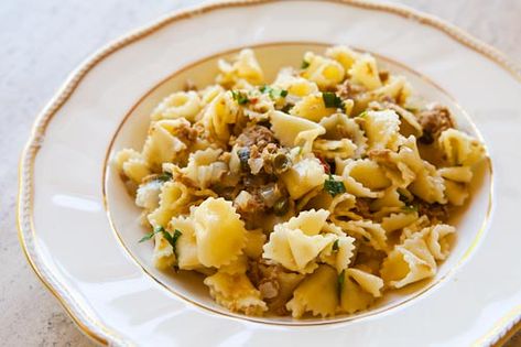 Pasta with Tuna and Capers in White Wine Sauce on Simply Recipes  Similar recipe can also be found here: http://www.epicurious.com/recipes/food/views/Tuna-Lemon-and-Caper-Sauce-15310 Tuna And Capers, Pasta With Capers, Pasta With Tuna, White Wine Pasta Sauce, White Wine Sauce Recipes, Canned Tuna Recipes, Resep Pasta, Tuna Patties, Salsa Yogurt