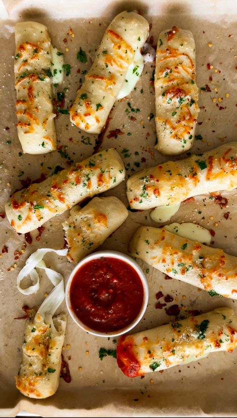 Food Inspo Recipes, Food Cravings Savory, Stuffed Cheese Bread, Cheese Stuffed Breadsticks, Cheese Stuffed Pizza, Stuffed Breadsticks, Food Cravings Healthy, Dinner Party Entrees, Cheese Pull