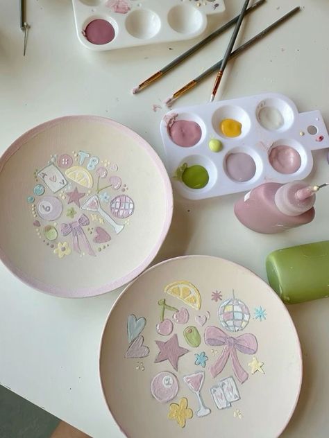 Jewelry Holder Painting Ideas, Cool Ceramic Plates, Painted Plates Ideas Aesthetic, Clay Dishes Ideas, Aesthetic Ceramics Ideas, Cool Pottery Painting Ideas, Clay Painting Ideas Plates, Pottery Plates Painting Ideas, Aesthetic Pottery Painting Ideas