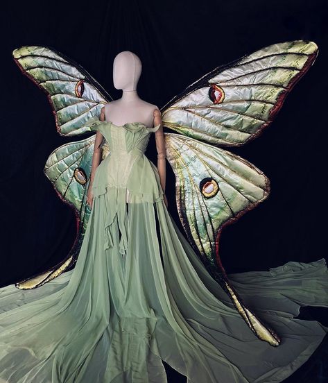 Luna Moth Outfit, Luna Moth Dress, Creatures Textiles, Renfaire Outfits, Forest Fairy Wings, Forest Fairy Dress, Butterfly Fairy Costume, Luna Moth Wings, Cosplay 2022