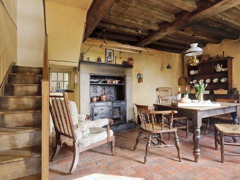 Rustic Victorian, Big Cottages, Country Cottage Living, English Country Cottages, Country Cottage Interiors, California Bungalow, Victorian Kitchen, Country Cottage Decor, Cottage Living Rooms