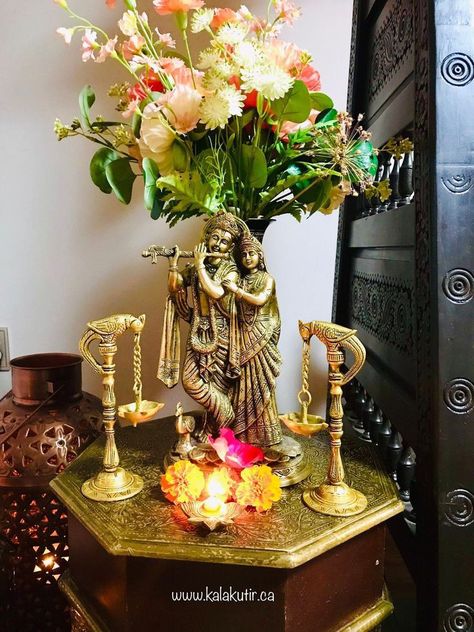 Krishna Statue Home Decor, Feng Shui Love, Cardamom Cookies, Indian Room Decor, Janmashtami Decoration, Simple Living Room Decor, Diwali Decorations At Home, Ganpati Decoration Design, Painted Pots Diy