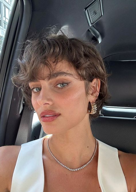 Taylor Hill Hair, Classic Bob Haircut, Mini Hair Straightener, Huge Hair, Ghd Hair, Pixie Bob Haircut, Textured Curly Hair, Hair To One Side, Short Hair Trends