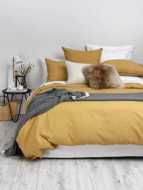 Mustard And Grey Bedroom, Ochre Bedroom, Bedroom Videos, Mustard Bedroom, Simple Bedding, Minimalist Bedroom Men, Bedding Master, Dark Bedding, Single Bedding