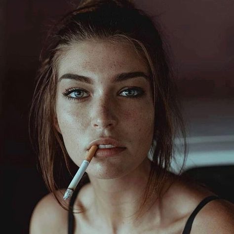 Celebrity Smokers, Shot Film, Photo Shop, Figure Poses, Modern Photography, Girls World, Short Bob Hairstyles, Vintage Girls, Cigars