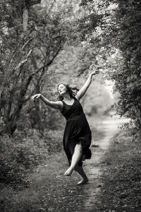 Dancing In Nature, Dancing Reference, Nature Dance, Lady Dancing, Dancing Woman, Women Dancing, Sacred Woman, Dance Photo Shoot, Isadora Duncan