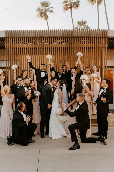 Full Bridal Party Poses, Bride Pictures With Bridesmaids, Must Have Wedding Party Photos, Wedding Party Photos Champagne, Outside Wedding Picture Ideas, Huge Wedding Party Photos, Wedding Photos Large Bridal Party, Bridemades Photo Ideas, Uneven Bridesmaids Pictures