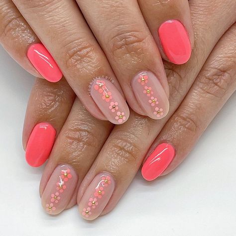 Gel Nails Floral Design, Peach Nail Designs Coral, Manicure Summer Ideas, Natural Peach Nails, Almond Coral Nails, May Gel Nail Ideas, Peach Coral Nails, Peach And Pink Nails, Pink Peach Nails