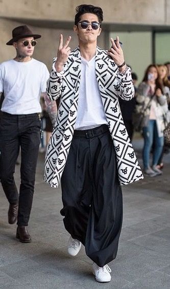 Eccentric Outfits Men, Kimono Street Style, Black Outfit Men, Eccentric Style, Estilo Hippie, Future Clothes, Monochrome Fashion, Sharp Dressed Man, Fashion Images