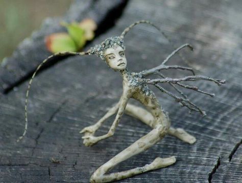 Stick fairy Monster Clay, Stile Harry Potter, Fairies Garden, Fantasy Dolls, Fairy Stuff, Faeries Gardens, Fairy Crafts, Spirit Dolls, Forest Creatures