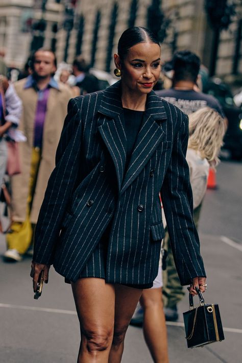 Nyfw Street Style 2024, Fashion Week Street Style 2024, Nyfw 2024, Silk Blouse Outfit, Recreate Yourself, Brunch Attire, 2024 Street Style, Woman In Suit, New York Street Style