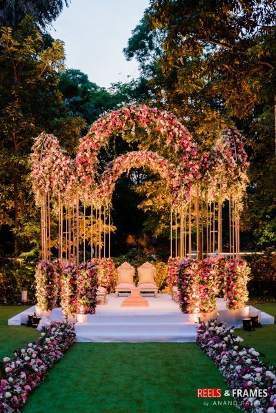 Bridal Entry Decor, Vedi Decor Wedding Mandap, Phera Mandap Decor, Mandap Decor Indian, Mandap Wedding, Bangalore Wedding, Bridal Entry, Indian Wedding Ideas, Indian Wedding Decor