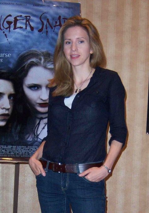 Ginger Snaps Movie, Emily Perkins, Brown Hair And Green Eyes, Beverly Marsh, 2000s Girl, Geena Davis, Canadian Actresses, Wild Woman, Ginger Snaps